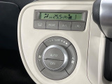 【オートエアコン】一度お好みの温度に設定すれば、車内の温度を検知し風量や温度を自動で調整。暑い&hellip;寒い&hellip;と何度もスイッチ操作をする必要はありません。快適な車内空間には必須の機能ですね♪
