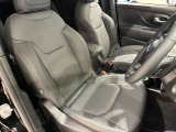 アップライトに着座するシートは、操作に力もはいりやすく、車両感覚も掴みやすいと好評です。