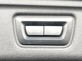 ●電動リアゲート:ワンタッチでリアゲートの開閉ができ、荷物などで両手が塞がっている状態でも簡単に開閉ができる便利機能です。