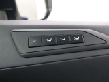 3名分のシート、ドアミラーの最適ポジションを記憶・再現できるマイコンプリセットドライビングポジションシステムが装備されています。