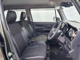 【運転席】座り心地が良いシートなので長時間の運転でも快適にお過ごしいただけます。新品のフロアマットのご注文も可能です。掲載箇所以外にご希望の写真がございましたらお気軽にお問い合わせ下さい。