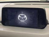 【マツダコネクトナビ】車内の雰囲気にマッチした一体型タイプのナビ。各種車輌設定やBluetooth再生等、様々な機能が楽しめます。直感的なダイヤル操作が可能で、使い勝手も良好です。