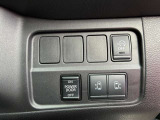 運転席右側部分には、後席両側電動スライドドアの開閉スイッチがございます!運転席からスライドドアの操作ができますので想像以上に便利ですよ!