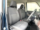 運転席まわりには十分なスペースがあり、大柄な方でもゆったり運転していただける環境です。