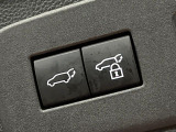 【パワーバックドア】スマートキーや運転席のボタンを押すだけでリアゲートが自動で開閉します!荷物を持っている時や、高い位置にあるバックドアを閉める際に便利な機能です♪