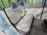 後部座席も気になるようなキズ・汚れやへたり等、大きなダメージはなく、良好な状態です。