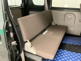 【リヤシート】折り畳み式のベンチシート。短距離移動や作業者には十分です。
