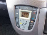 オートエアコンディショナー。車内温度を感知して自動で温度調整をしてくれるのでいつでも快適な車内空間になります。