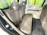 後部座席も気になるようなキズ・汚れやへたり等、大きなダメージはなく、良好な状態です。