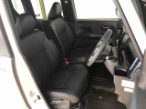 運転席の座面高さを調整できるシートリフターが付いています。フロントシートはベンチシートを採用で、座面も広く使い勝手もいいですよ♪
