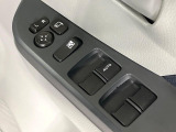 【電動格納ミラー】サイドミラーは電動格納式となっており、狭い駐車場でもキズがつくリスクを抑えられます。