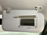 【運転席サンバイザー】鏡が付いているのでメイク直しなどにも便利★