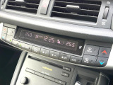【左右独立型フルオートエアコン】運転席と助手席でそれぞれお好みの温度に設定可能。同乗者にも配慮した、快適な空調をお届け致します。