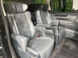 後部座席も気になるようなキズ・汚れやへたり等、大きなダメージはなく、良好な状態です。