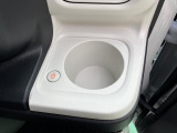 ホットドリンクをちょうど良い温度でキープしてくれる保温機能付きのホッとカップホルダーは軽初の装備!運転席と助手席についています。寒ーい冬でも暖かドライブ!