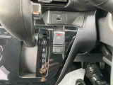 便利で快適な電動パーキングブレーキを装備!停車したときにブレーキペダルから足を離しても停車を維持する、ホールド機能が付いています。渋滞時など、ずっとブレーキペダルを踏んでいなくても良いので運転が楽に♪