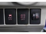VDC(=Vehicle Dynamics Control 横滑り防止装置)やアイドリングストップを必要に応じて一時停止できるスイッチをインパネ右下に設置。