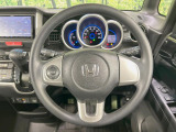 インテリアに合わせたデザインのステアリングは、運転される方のことも考え、運転しやすい形状、大きさです。是非一度、実際に触ってお確かめください。