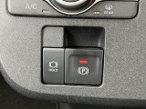 便利で快適な電動パーキングブレーキを装備!停車したときにブレーキペダルから足を離しても停車を維持する『ホールド機能』が付いています。渋滞時等、ずっとブレーキペダルを踏んでいなくても良いので運転が楽に♪