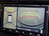 パノラミックビューモニターを装備。駐車場や交差点でクルマを真上から見るように周囲を確認できます。機能の詳細は販売店スタッフまでおたずねください。