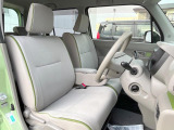 運転席まわりには十分なスペースがあり、大柄な方でもゆったり運転していただける環境です。