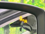 【ブラインドスポットモニタリング】走行中、ドアミラーの死角になりやすい箇所に後続車が接近するとサイドミラー付近に警告を表示、ドライバーに注意喚起をしてくれます。