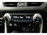 運転席と助手席、それぞれ温度調節ができ、オールシーズン快適なオートエアコンとなっております!