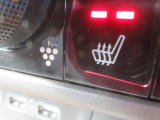 運転席と助手席にはシートヒーターを装備♪シートがとても暖かくなるため、冬期間のドライブに嬉しいアイテムです♪