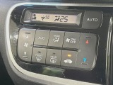 【オートエアコン】一度お好みの温度に設定すれば、車内の温度を検知し風量や温度を自動で調整。暑い&hellip;寒い&hellip;と何度もスイッチ操作をする必要はありません。快適な車内空間には必須の機能ですね♪