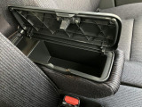 アームレストは収納になっています。運転席から簡単に手が届くので、手元に置いておきたいものの収納に大活躍します。