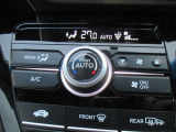 フルオートエアコンのお写真です。ボタン一つで年中快適な温度でお過ごし頂けます♪