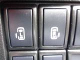 両側とも電動オートスライドドアです。運転席からも操作できて便利です。
