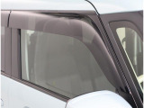ドアバイザーが既に付いています☆ 車内に熱がこもらないようにしたい時や換気したい時など少しだけ窓を開けておきたい時にとても便利です♪