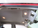 サンバイザーには、バニティーミラー付いてます。照明も付いていて便利です。