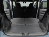 後席シートをアレンジしますと、広い荷台ができあがります。大きな荷物も。