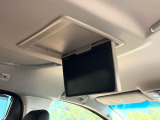 【後席モニター】家族や友人とお出かけする機会が多い方に大人気の後席モニターを装備!見やすい位置に画面がありテレビやDVDの視聴も快適!友達もお子様も、後席にしか乗らなくなるかも??