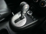 ■フロアタイプシフトレバー。■4WD切替セレクトレバー。■ヒルスタートアシスト。(坂道発進時に2秒間ブレーキ圧力を保持します。■運転席・助手席・後席シートヒーター付。