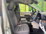 運転席まわりには十分なスペースがあり、大柄な方でもゆったり運転していただける環境です。