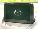 【8インチマツダコネクト】車内の雰囲気にマッチした大型のディスプレイ。スマホ接続でのナビ使用やBluetooth再生等、様々な機能が楽しめます。直感的なダイヤル操作が可能で、使い勝手も良好です。