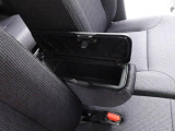 運転席と助手席の間には、蓋付きタイプのコンソールボックス。肘掛けにもなるので、便利です。
