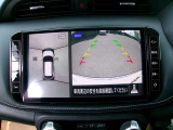 アラウンドビューモニターも装備しております。ご覧のように車体を真上か見たような映像なので、車庫入れの苦手なお客様ももうご心配いりません。