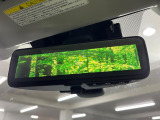 【スマートリヤビューミラー】後席の大きな荷物や同乗者で後方が確認しづらい時でも安心!カメラが撮影した車両後方の映像をルームミラー内に表示。クリアな視界で状況の確認が可能です!