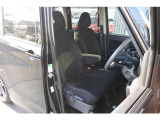 運転席にはシートリフターが付いておりますので、前後のスライドに加えシートの高さも変更出来ます。小柄な女性の方でも運転しやすいポジジョンが取れ、安心して運転できます。