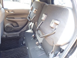 ◆チップアップ&ダイブダウン機構付【ULTR SEAT】は後席座面を左右分割で跳ね上げることができます。トランクで積載できない背の高い荷物をラクラク収納できます。ホンダ車ならではの人気装備です。