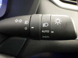 【オートライト】車外の明るさに応じて、自動的にライトの点灯・消灯をしてくれます。