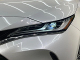 【LEDヘッドライト】悪天候や夜間走行時も良好な視界を確保し安心して運転できる高輝度LEDヘッドライトを装備!点灯速度が早く、消費電力も抑えられています。