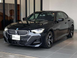 ワイドなスタンスが強調されたフロントビュー。BMWらしい力強いデザインが魅力です。
