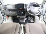 運転席から手の届く範囲に収納スペースが多く、日常使いに便利です。運転席からの見晴らしも良いので運転もしやすいです◎