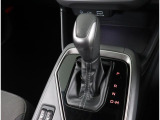 縦型シフトで操作性の良いシフトです!!シフトブーツやピアノブラックカラーのパネルがラグジュアリー感を高めます!!