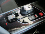 e-POWER専用シフトレバー。■NISMO専用プッシュパワースターター&ドライブモードセレクター。随所に専用レッドがあり特別感を演出!